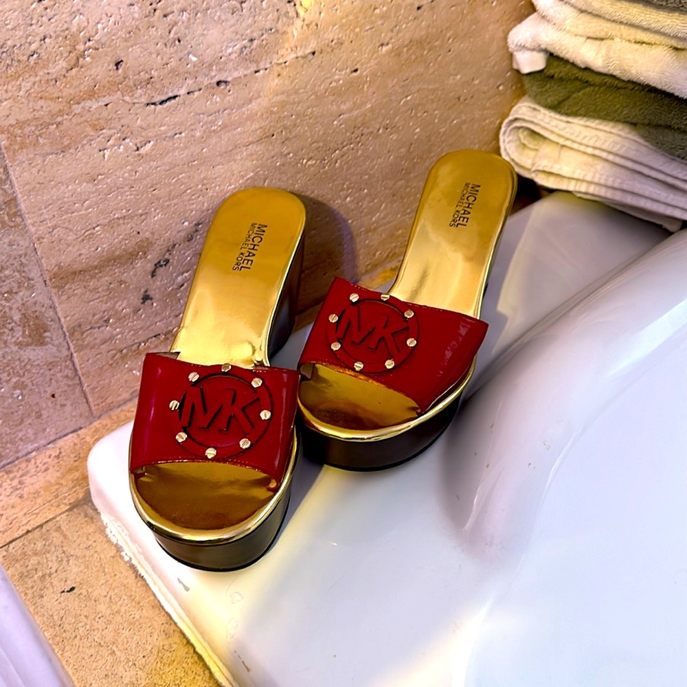 MICHAEL KORS Montgomery Sandal Shiny Vachetta Patent Leather Wedge Size 7M
